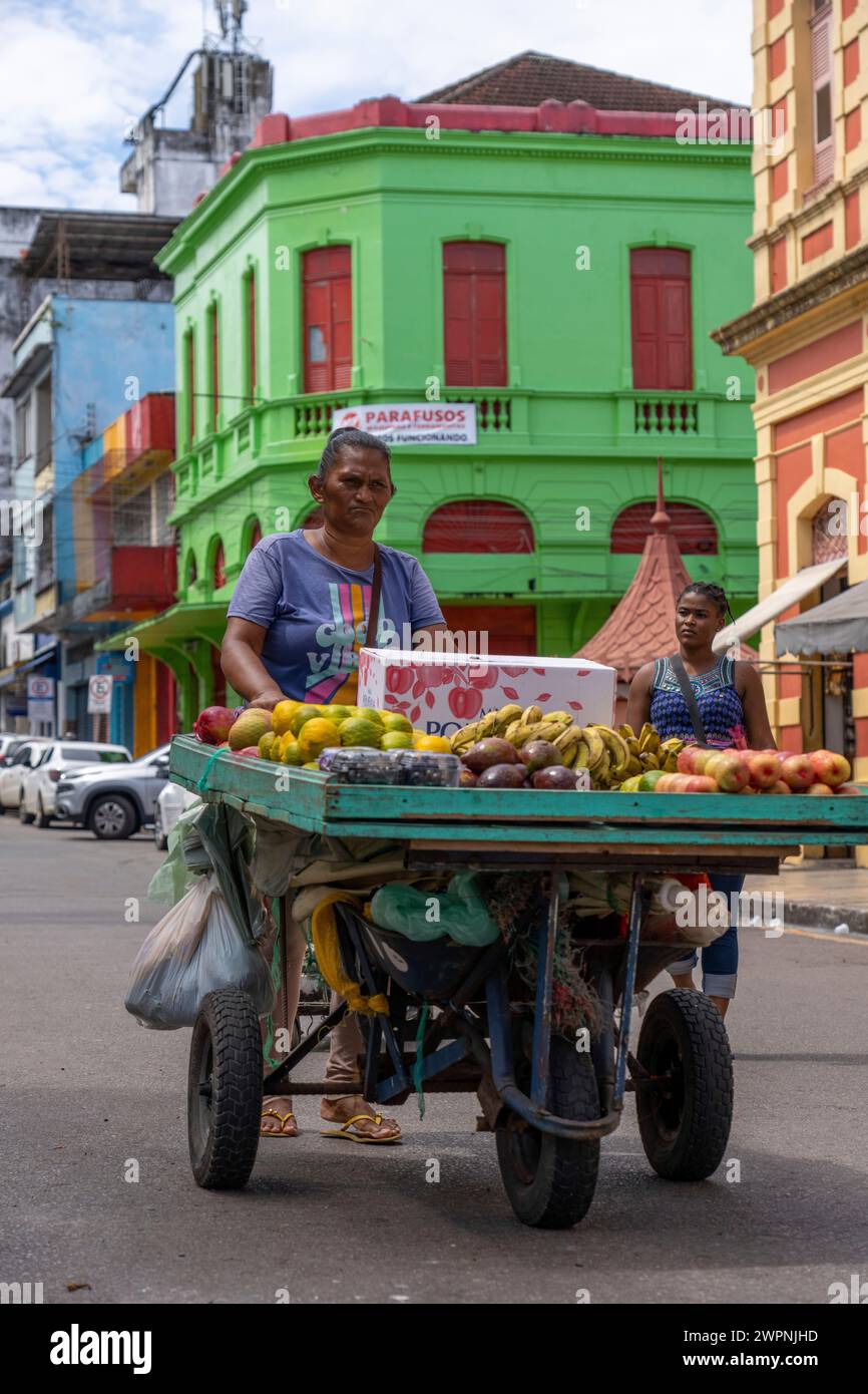 Manaus - brasilianischer Regenwald, Bootstour auf dem Amazonasgebiet auf einem Boutique-Schiff (MS Janganda) - Flussfahrt Stockfoto