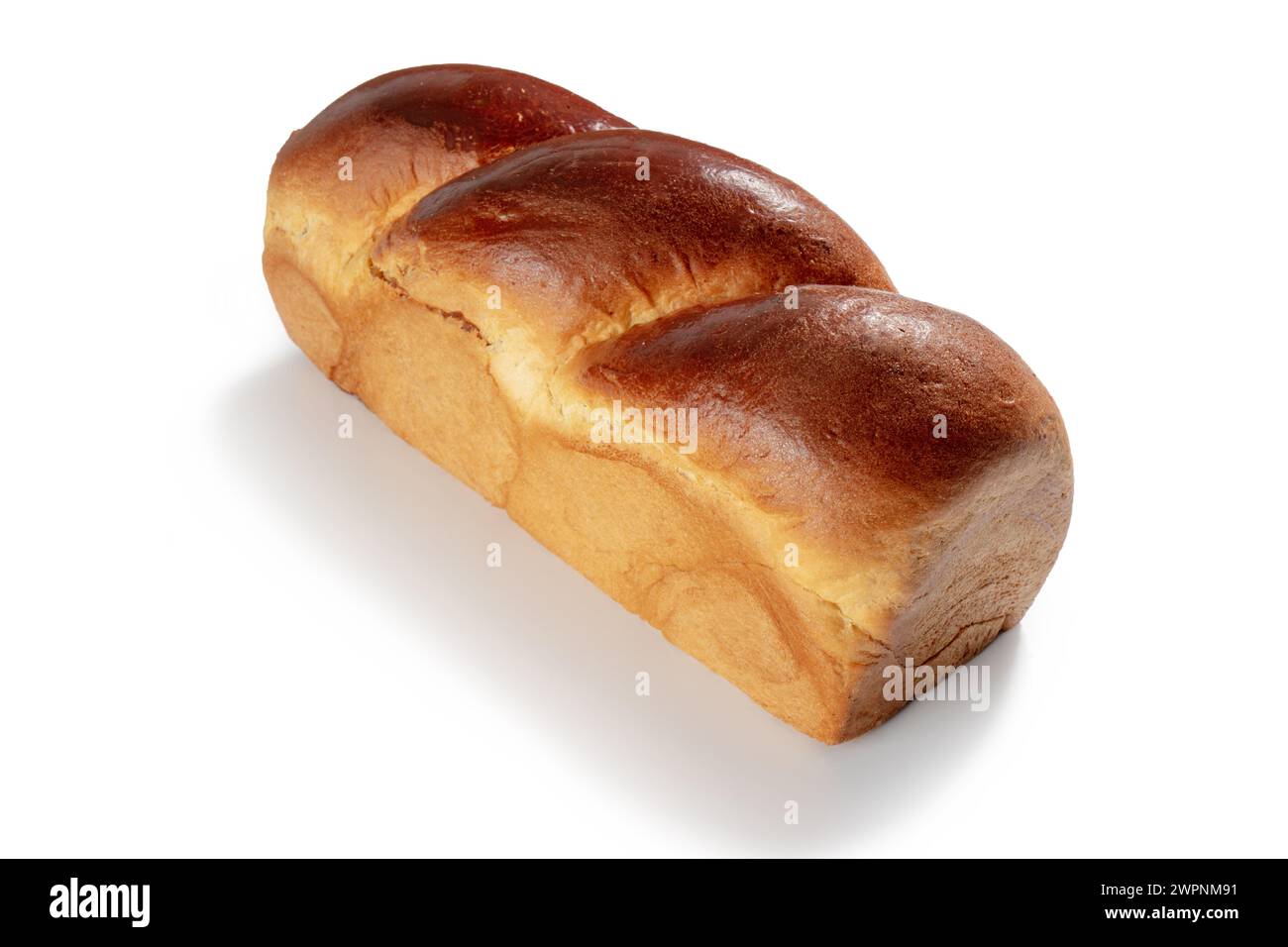 Erleben Sie den Reichtum des hausgemachten Backens mit einem ganzen Walnussbrot, verziert mit knusprigen Walnüssen und einer goldenen Kruste, die Essenz des Handwerks Stockfoto