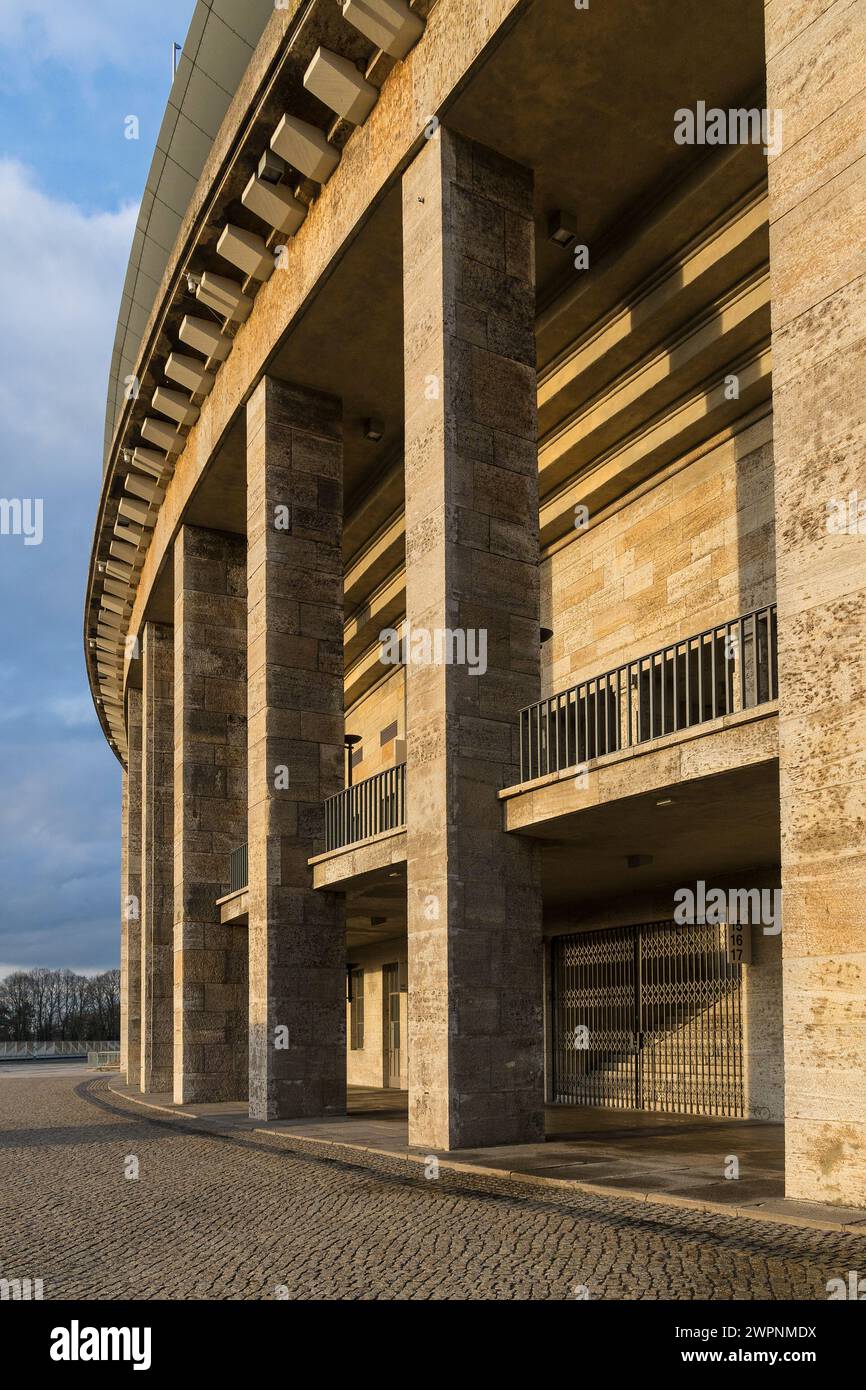 Olympiastadion Berlin, Außenanlage, Säulenhalle im Abendlicht Stockfoto