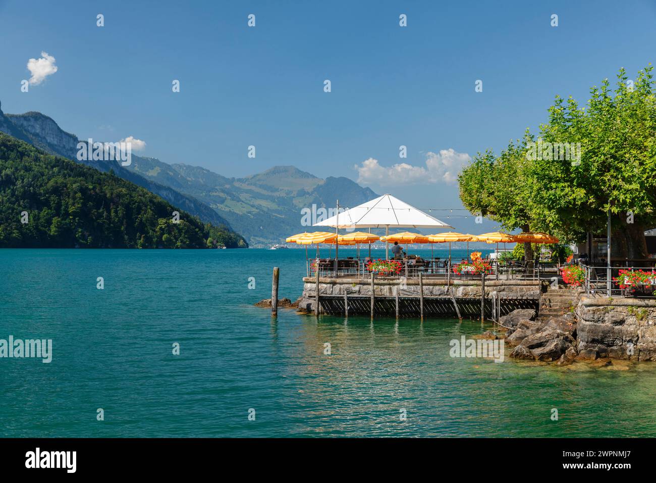 Cafe in Brunnen an der Promenade am Vierwaldstättersee, Schwyz, Schweiz Stockfoto