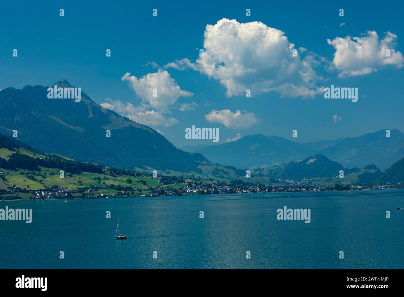 Blick über den Vierwaldstättersee nach Weggis, Kanton Luzern, Schweiz Stockfoto