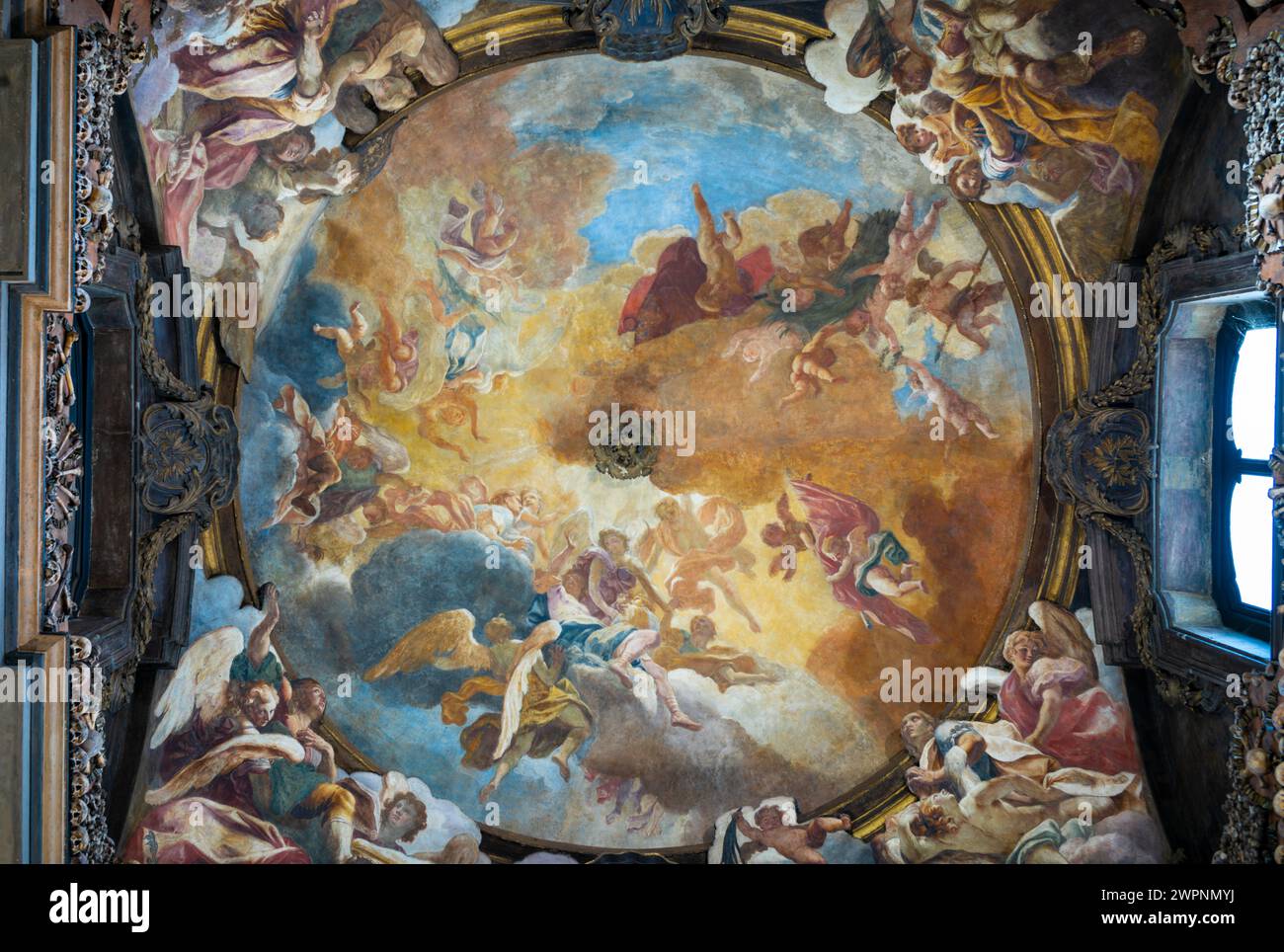 Die bemalte Decke zwischen angeordneten Schädeln und Knochen im Ossuarium in der Chiesa di San Bernardino alle Ossa, Mailand, Italien Stockfoto