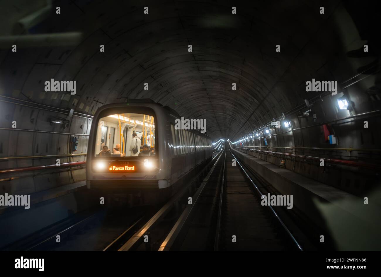 Eine U-Bahn der Linie M5 fährt durch einen Tunnel in Mailand, Italien. Stockfoto
