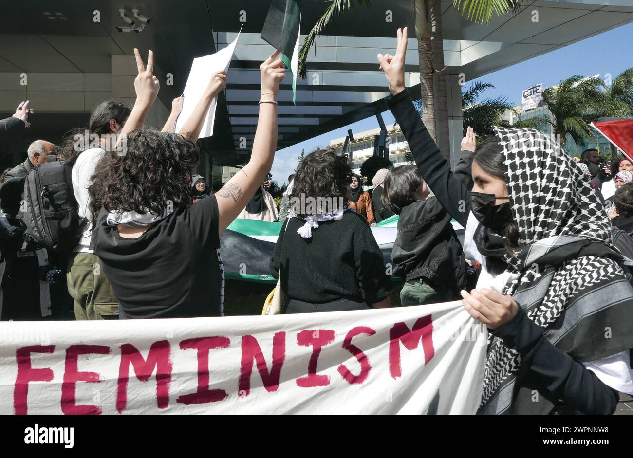 Beirut, Libanon. März 2024. Am Frauentag protestiert eine Gruppe libanesischer Aktivistinnen am 8. März 2024 vor dem Frauenbüro der Vereinten Nationen in Beirut (Libanon) gegen Palästina. Demonstranten beschuldigen die UNO, die israelische Unterdrückung des palästinensischen Volkes zu fördern und ihre Mitarbeiter daran zu hindern, sich den Protesten für Palästina anzuschließen. (Foto: Elisa Gestri/SIPA USA) Credit: SIPA USA/Alamy Live News Stockfoto