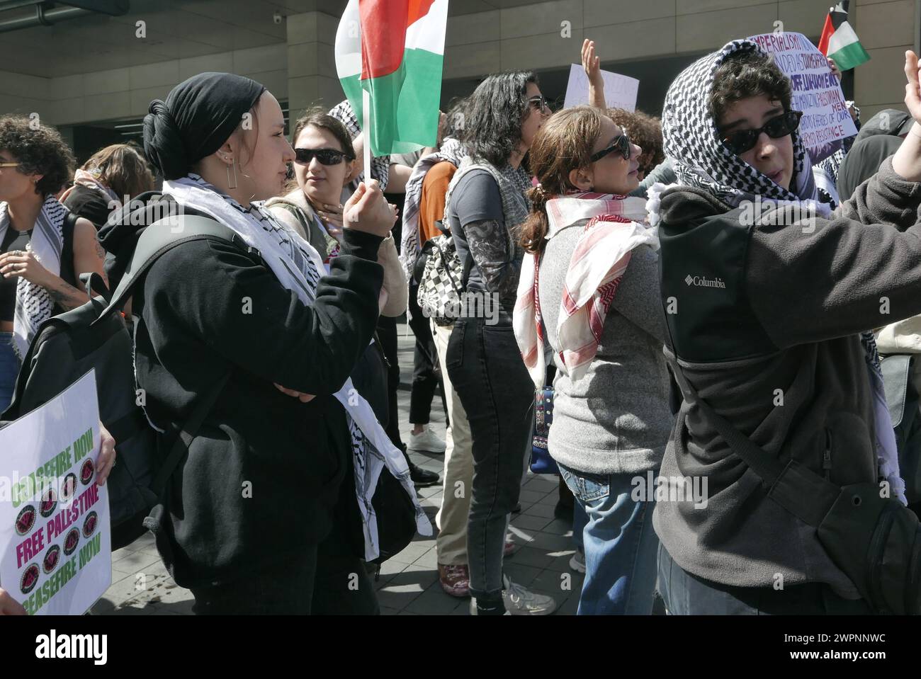 Beirut, Libanon. März 2024. Am Frauentag protestiert eine Gruppe libanesischer Aktivistinnen am 8. März 2024 vor dem Frauenbüro der Vereinten Nationen in Beirut (Libanon) gegen Palästina. Demonstranten beschuldigen die UNO, die israelische Unterdrückung des palästinensischen Volkes zu fördern und ihre Mitarbeiter daran zu hindern, sich den Protesten für Palästina anzuschließen. (Foto: Elisa Gestri/SIPA USA) Credit: SIPA USA/Alamy Live News Stockfoto