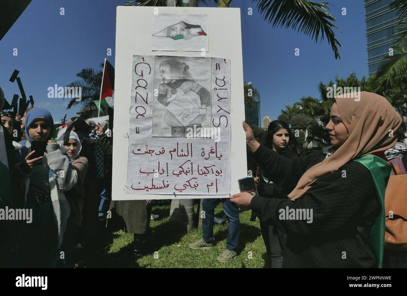 Beirut, Libanon. März 2024. Am Frauentag protestiert eine Gruppe libanesischer Aktivistinnen am 8. März 2024 vor dem Frauenbüro der Vereinten Nationen in Beirut (Libanon) gegen Palästina. Demonstranten beschuldigen die UNO, die israelische Unterdrückung des palästinensischen Volkes zu fördern und ihre Mitarbeiter daran zu hindern, sich den Protesten für Palästina anzuschließen. (Foto: Elisa Gestri/SIPA USA) Credit: SIPA USA/Alamy Live News Stockfoto