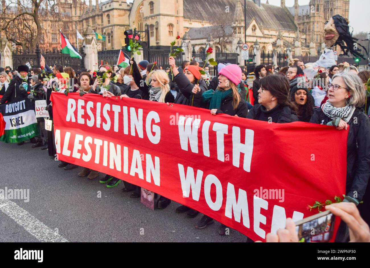 London, Großbritannien. März 2024. Demonstranten blockieren den Verkehr auf dem Parlamentsplatz in Solidarität mit den palästinensischen Frauen am Internationalen Frauentag, während der Krieg zwischen Israel und der Hamas andauert. Quelle: Vuk Valcic/Alamy Live News Stockfoto