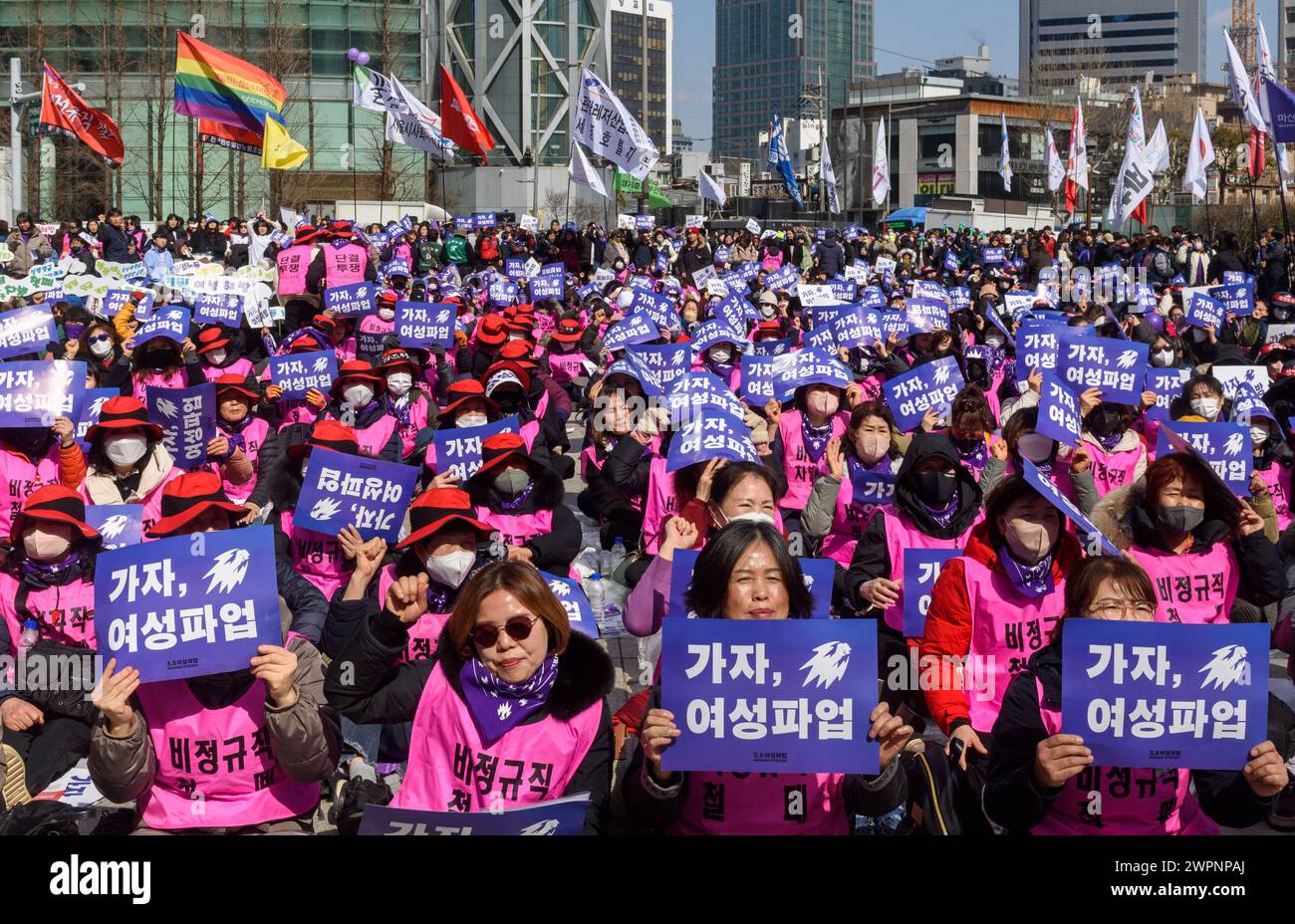 Seoul, Südkorea. März 2024. Südkoreanische Frauen nehmen an einer Kundgebung zum Internationalen Frauentag in der Innenstadt von Seoul Teil. Die Teilnehmer der Kundgebung fordern die Schaffung einer Gesellschaft ohne institutionelle Diskriminierung, einer Gesellschaft, in der Frauen die gleichen Rechte wie Männer genießen und mit würde und Stolz leben können, und einer demokratischen Gesellschaft, in der die politischen, wirtschaftlichen, sozialen und kulturellen Rechte aller uneingeschränkt gewährleistet sind. Quelle: SOPA Images Limited/Alamy Live News Stockfoto