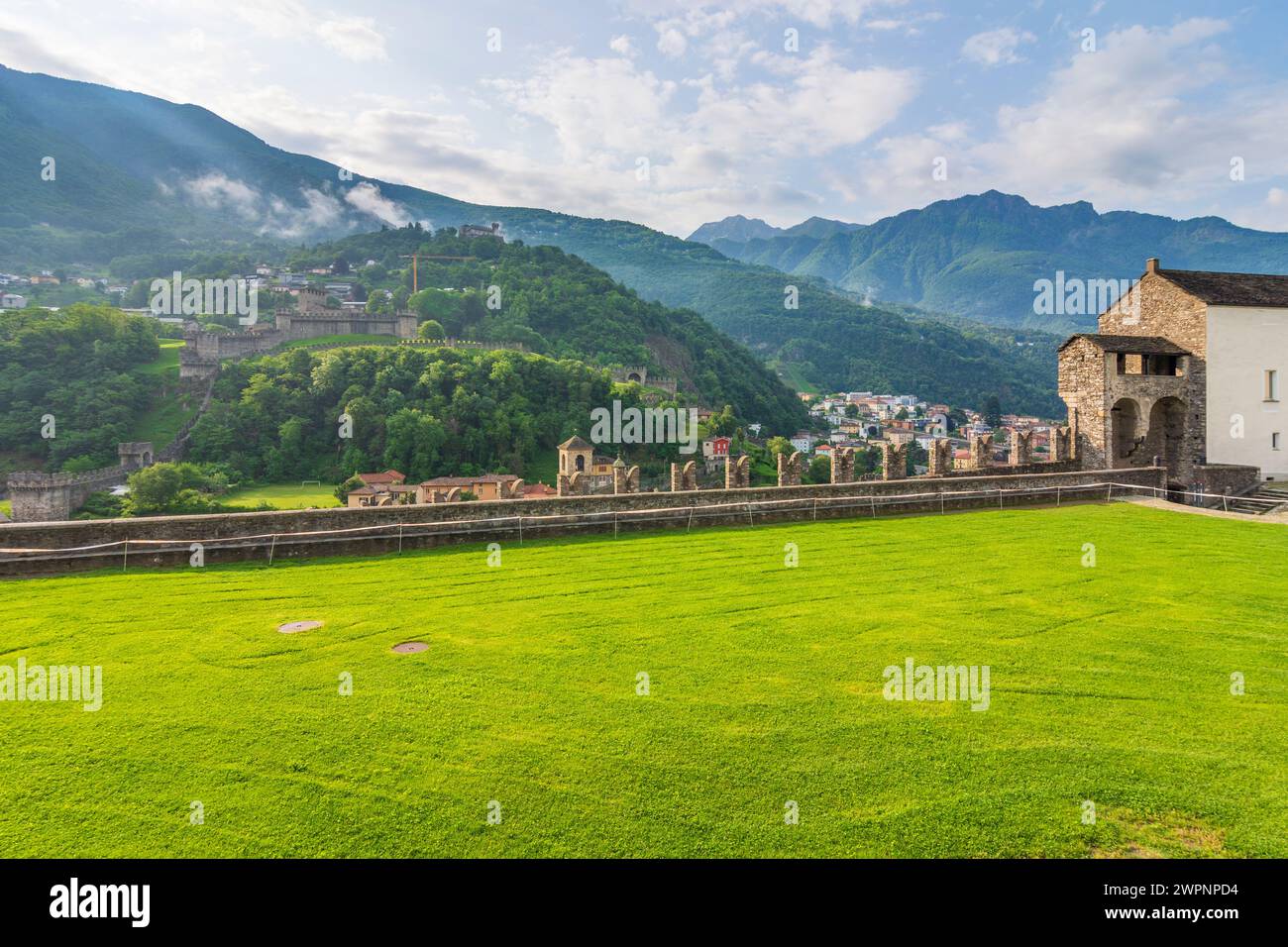 Bellinzona, Schloss Castelgrande, Blick auf Schloss Castello di Montebello und Schloss Castello di Sasso Corbaro in Bellinzona, Tessin, Schweiz Stockfoto