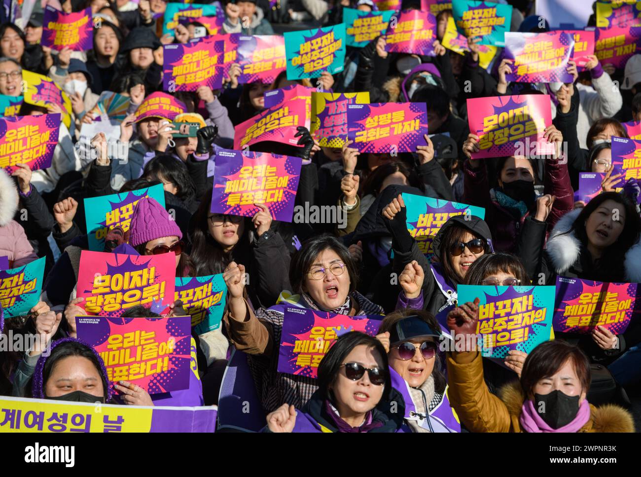 Seoul, Südkorea. März 2024. Südkoreanische Frauen nehmen an einer Kundgebung zum Internationalen Frauentag in der Innenstadt von Seoul Teil. Die Teilnehmer der Kundgebung fordern die Schaffung einer Gesellschaft ohne institutionelle Diskriminierung, einer Gesellschaft, in der Frauen die gleichen Rechte wie Männer genießen und mit würde und Stolz leben können, und einer demokratischen Gesellschaft, in der die politischen, wirtschaftlichen, sozialen und kulturellen Rechte aller uneingeschränkt gewährleistet sind. (Foto: Kim Jae-Hwan/SOPA Images/SIPA USA) Credit: SIPA USA/Alamy Live News Stockfoto