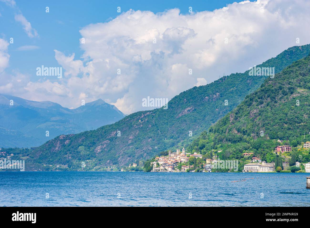 San Siro, Comer See, Blick auf Rezzonico mit Schloss in Como, Lombardia/Lombardei, Italien Stockfoto