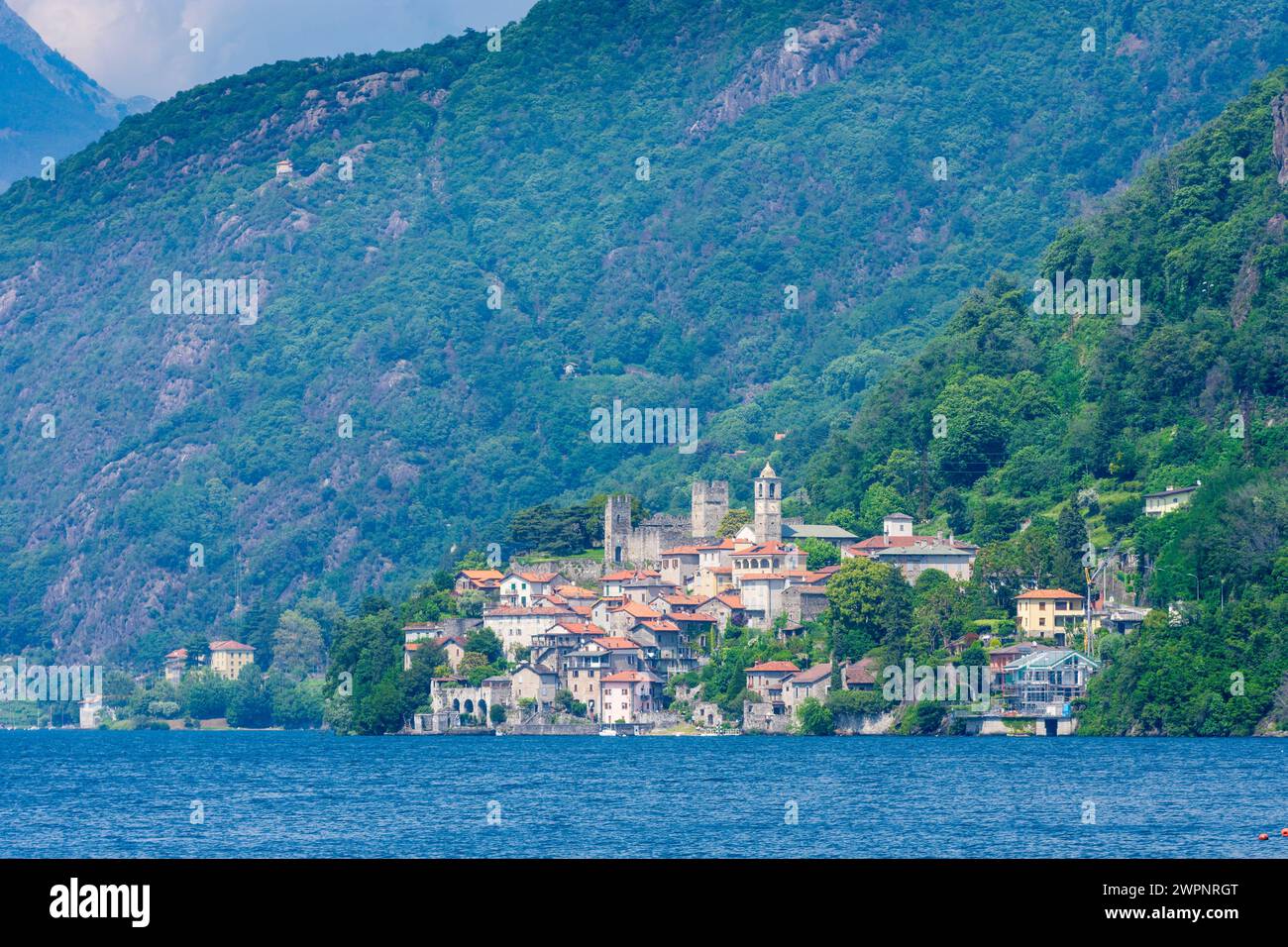 San Siro, Comer See, Blick auf Rezzonico mit Schloss in Como, Lombardia/Lombardei, Italien Stockfoto