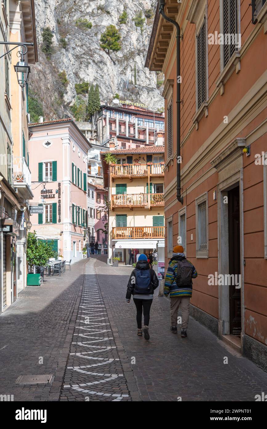 Touristen, die während der Wintersaison durch die Straßen von Limone sul Garda wandern, Europa, Italien, Lombardei, Provinz Brescia Stockfoto