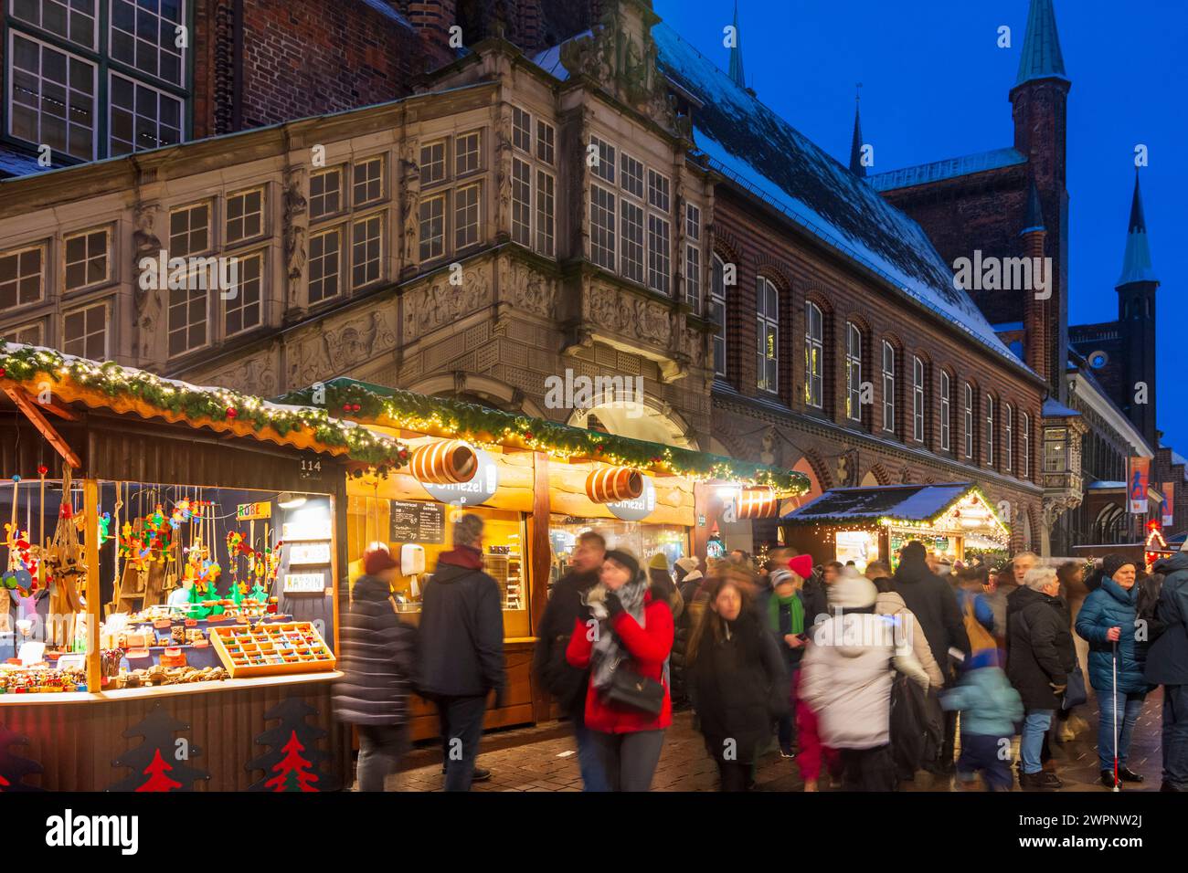 Lübeck, Weihnachtsmarkt am historischen Rathaus, Verkaufsstände, Weihnachtsdekoration in Ostsee, Schleswig-Holstein, Deutschland Stockfoto