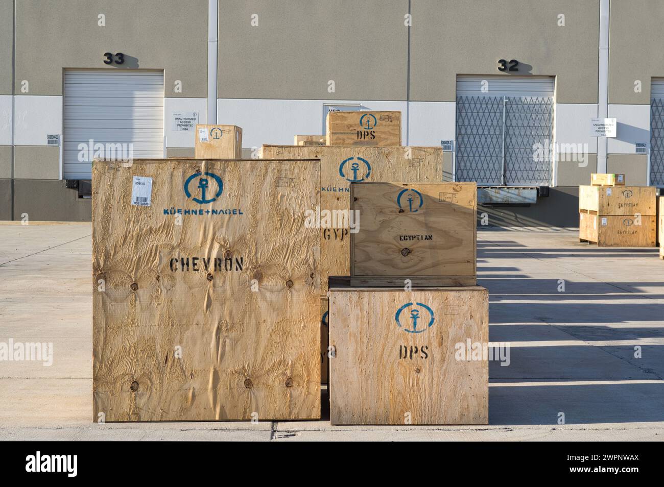 Houston, Texas, USA 12-08-2019: Holzkisten für Kuehne und Nagel, die Fracht für verschiedene Unternehmen enthalten, reihten an einem Lagerhausdock an. Stockfoto
