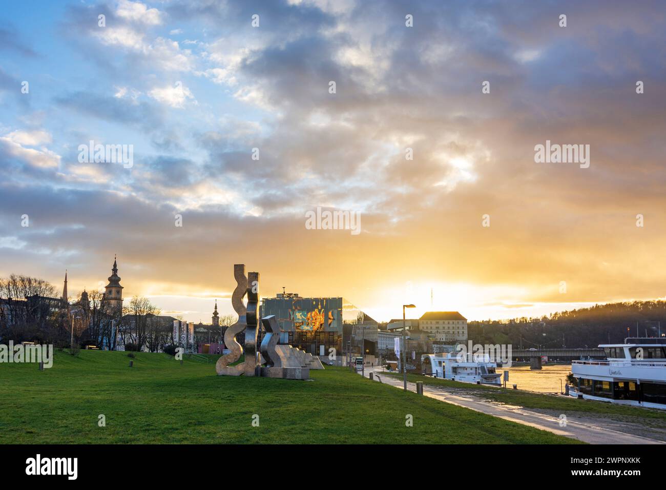 Linz, Park Donaupark, Lentos Kunstmuseum, Kunstwerk Forum Metall Strömung, Schloss Linz, Donau in Zentralraum, Oberösterreich, Oberösterreich, Österreich Stockfoto