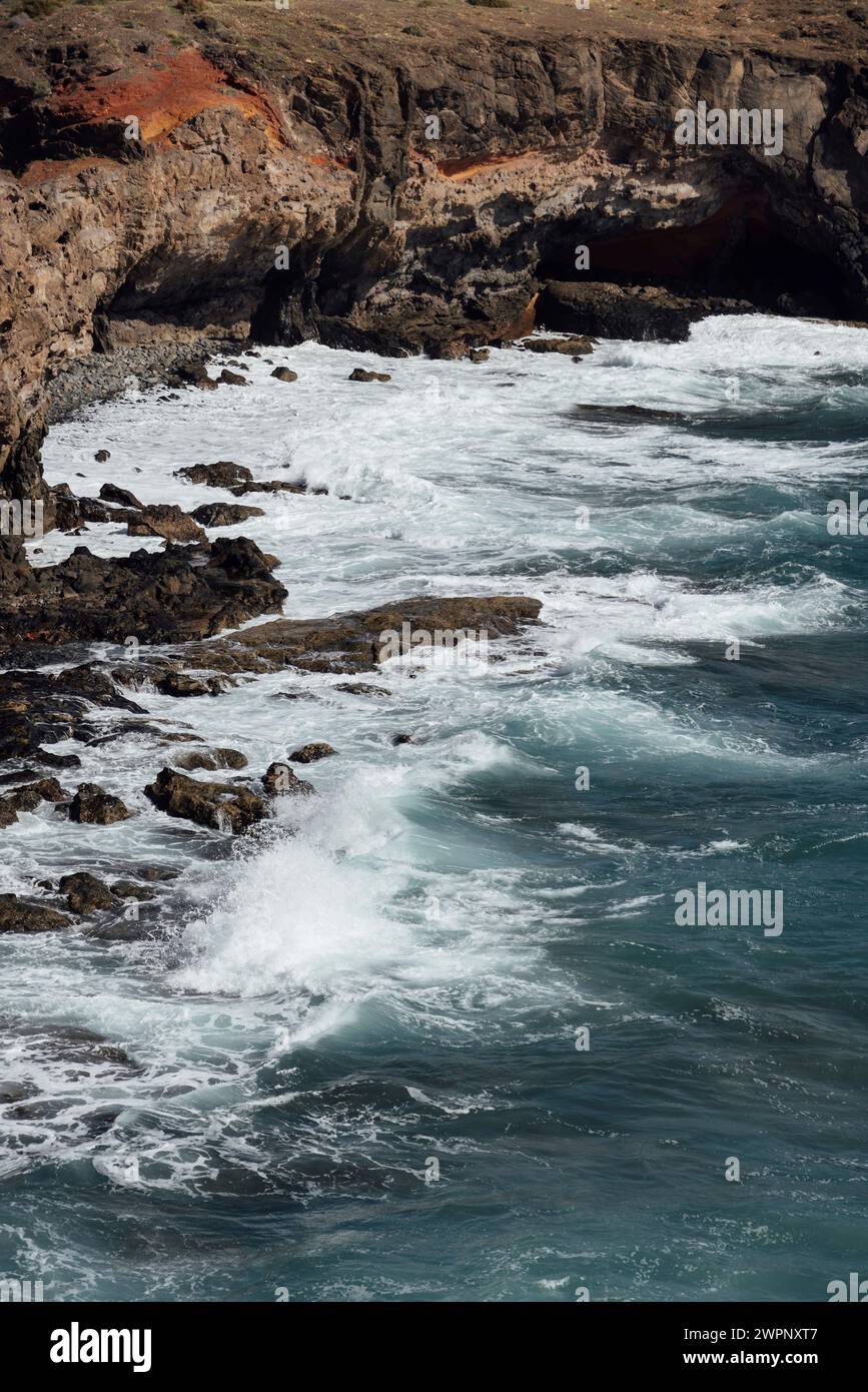 Felsige Küste mit Surf im Süden der Insel Lanzarote Stockfoto