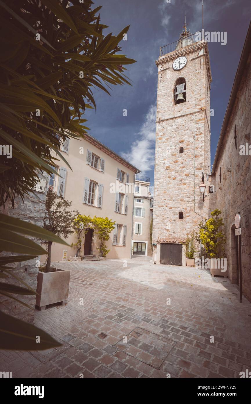 Romantische Gasse mit Kirchturm im mittelalterlichen Stadtzentrum von Mougins, Provence-Alpes-Cote d'Azur in Südfrankreich Stockfoto