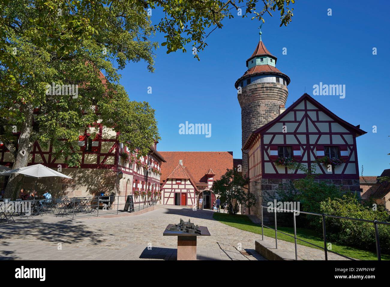 Deutschland, Bayern, Mittelfranken, Nürnberg, Altstadt, Kaiserliches Schloss, Schlosshof, Sinwell Tower Stockfoto