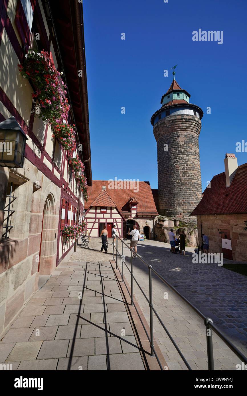 Deutschland, Bayern, Mittelfranken, Nürnberg, Altstadt, Kaiserliches Schloss, Schlosshof, Sinwell Tower Stockfoto
