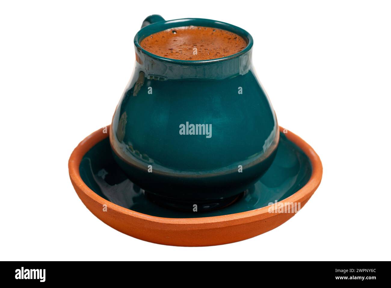 Türkischer Kaffee. Traditionelle türkische Küche. Frisch gebrühter türkischer Kaffee isoliert auf weißem Hintergrund. Dieser Kaffee ist in der Mitte sehr berühmt Stockfoto