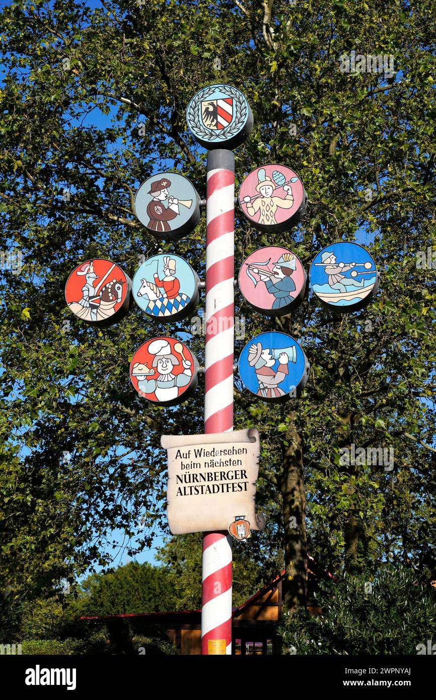 Deutschland, Bayern, Mittelfranken, Nürnberg, Nürnberg Altstadtfest auf der Insel Schütt, Eingang, Zunftbaum, Wappen, Piktogramme Stockfoto