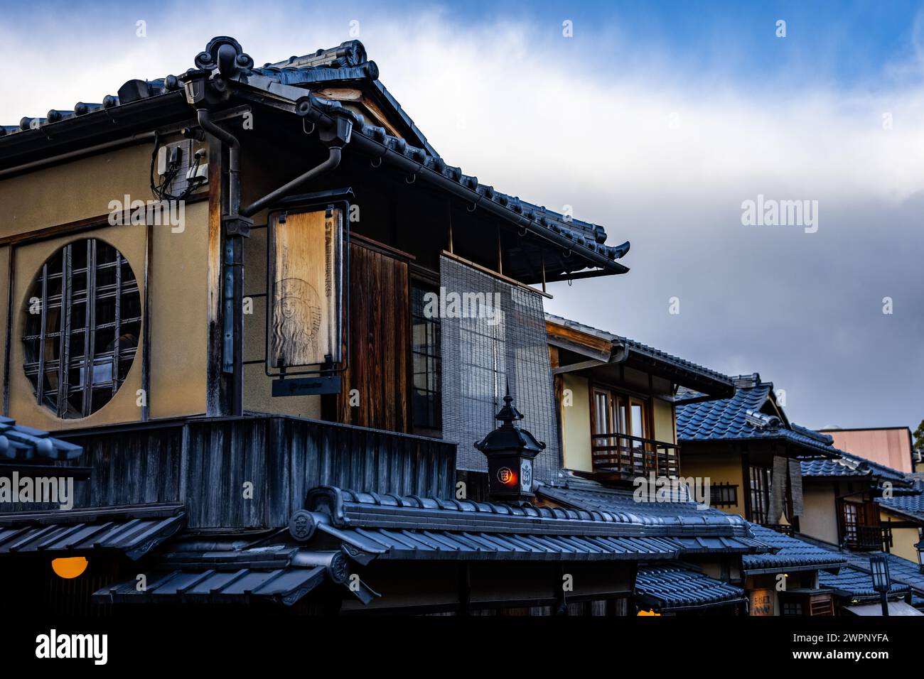 Wunderschöne traditionelle japanische Architektur in Kyoto, Japan im Winter Stockfoto