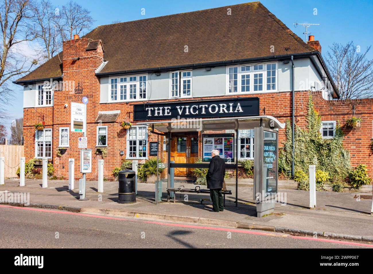 Außenansicht des Victoria Pub in Tilehurst, Reading, Großbritannien mit einem blauen Himmel darüber. Stockfoto