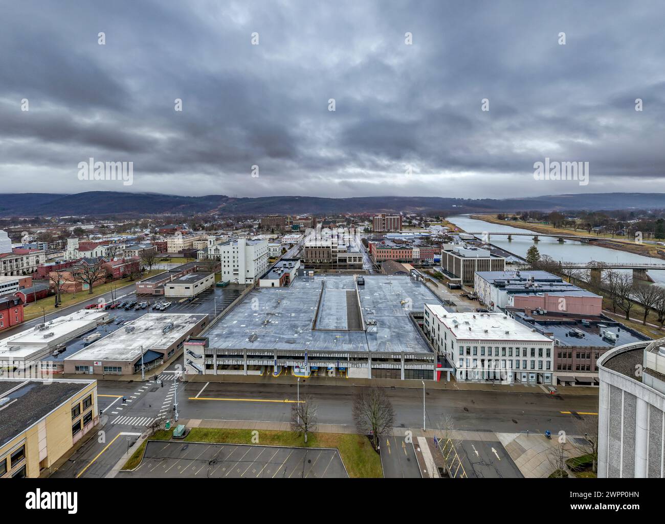 Elmira, NY, USA - 03-02-2024 - Luftbild der Stadt Elmira, NY, ganzjährige Aktivität. Stockfoto