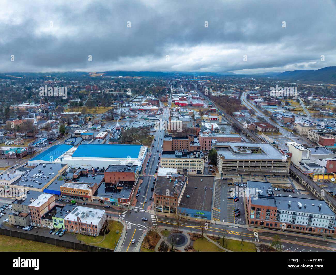 Elmira, NY, USA - 03-02-2024 - Luftbild des bewölkten Winters der Innenstadt in der Stadt Elmira, NY, ganzjährig Aktivität. Stockfoto