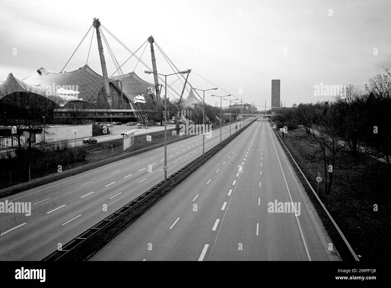 Die Mittelringstraße in der Nähe des Olympiastadions in München ist komplett leer, autofrei Sonntag in Bayern Stockfoto