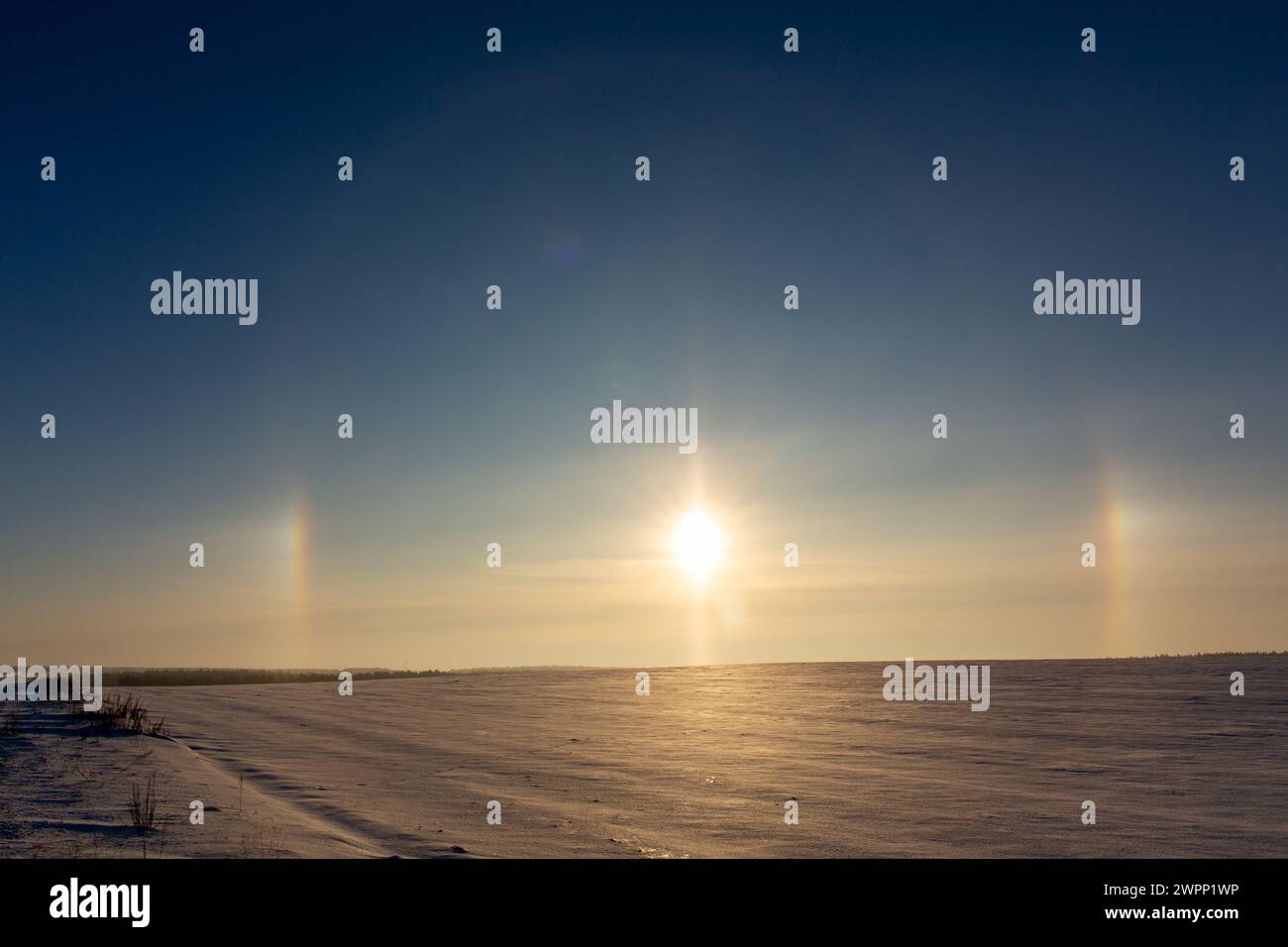 Winterlandschaft mit kreisförmigen Halo-Phänomenen rund um die Sonne in Form von farbigen Ringen in Grodno, Weißrussland. Stockfoto