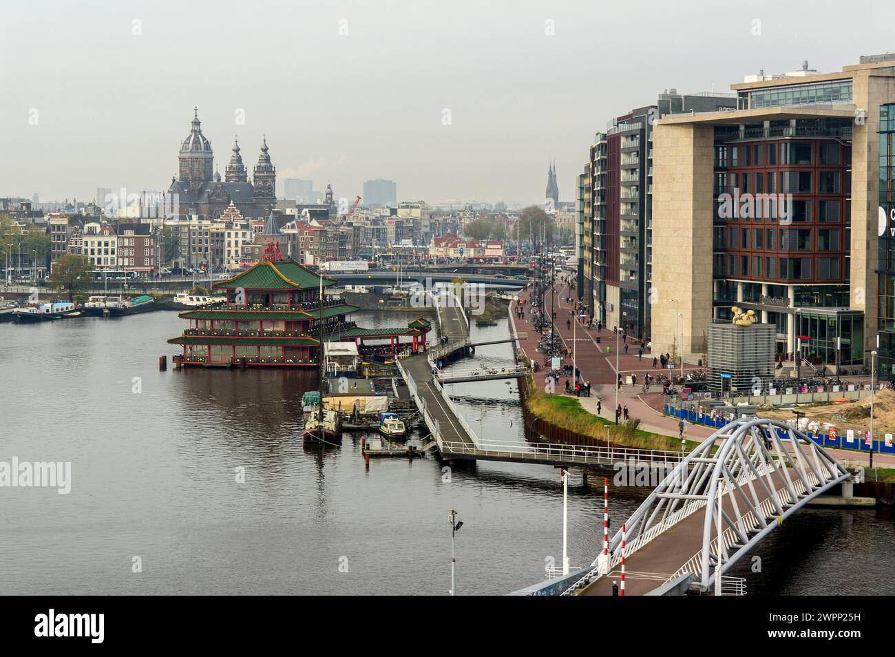 AMSTERDAM, NIEDERLANDE - 8. NOVEMBER 2013: Stadtbild und berühmtes Sea Palace Restaurant im Zentrum von Amsterdam, Niederlande Stockfoto