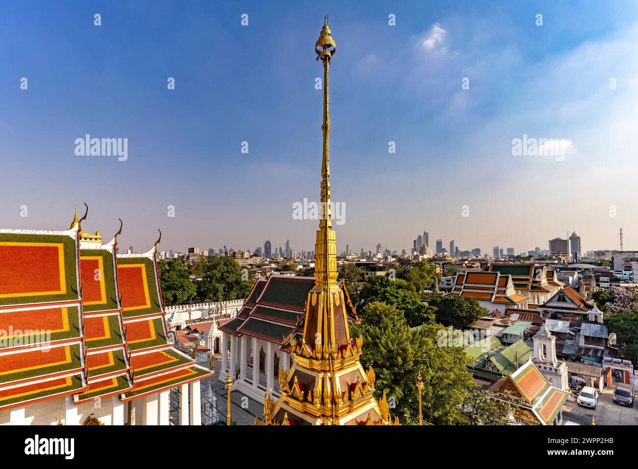 Der buddhistische Tempelkomplex Wat Ratchanatdaram und die Skyline von Bangkok, Thailand, Asien Stockfoto