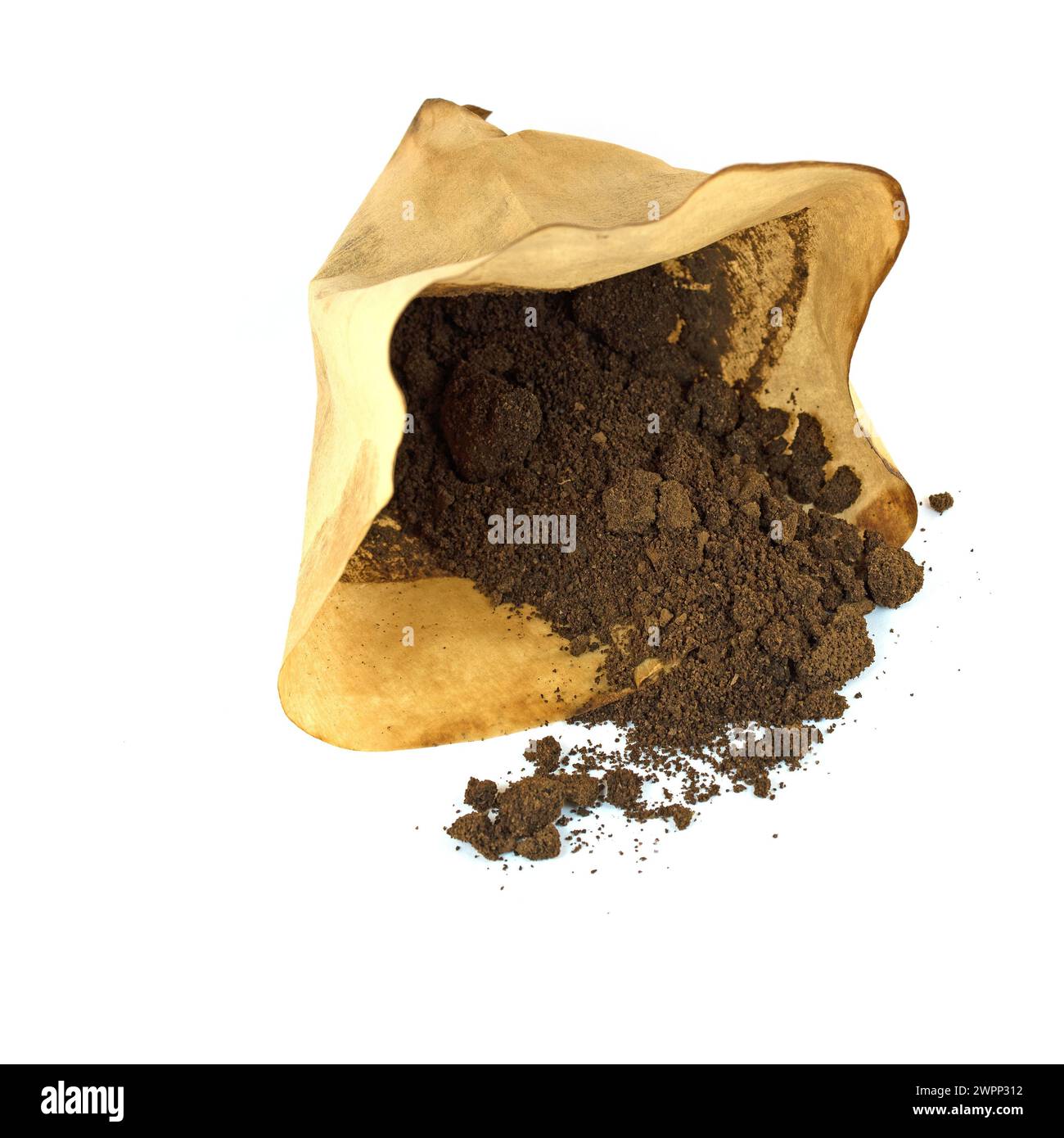 Filterbeutel mit Kaffeesatz auf weißem Hintergrund Stockfoto