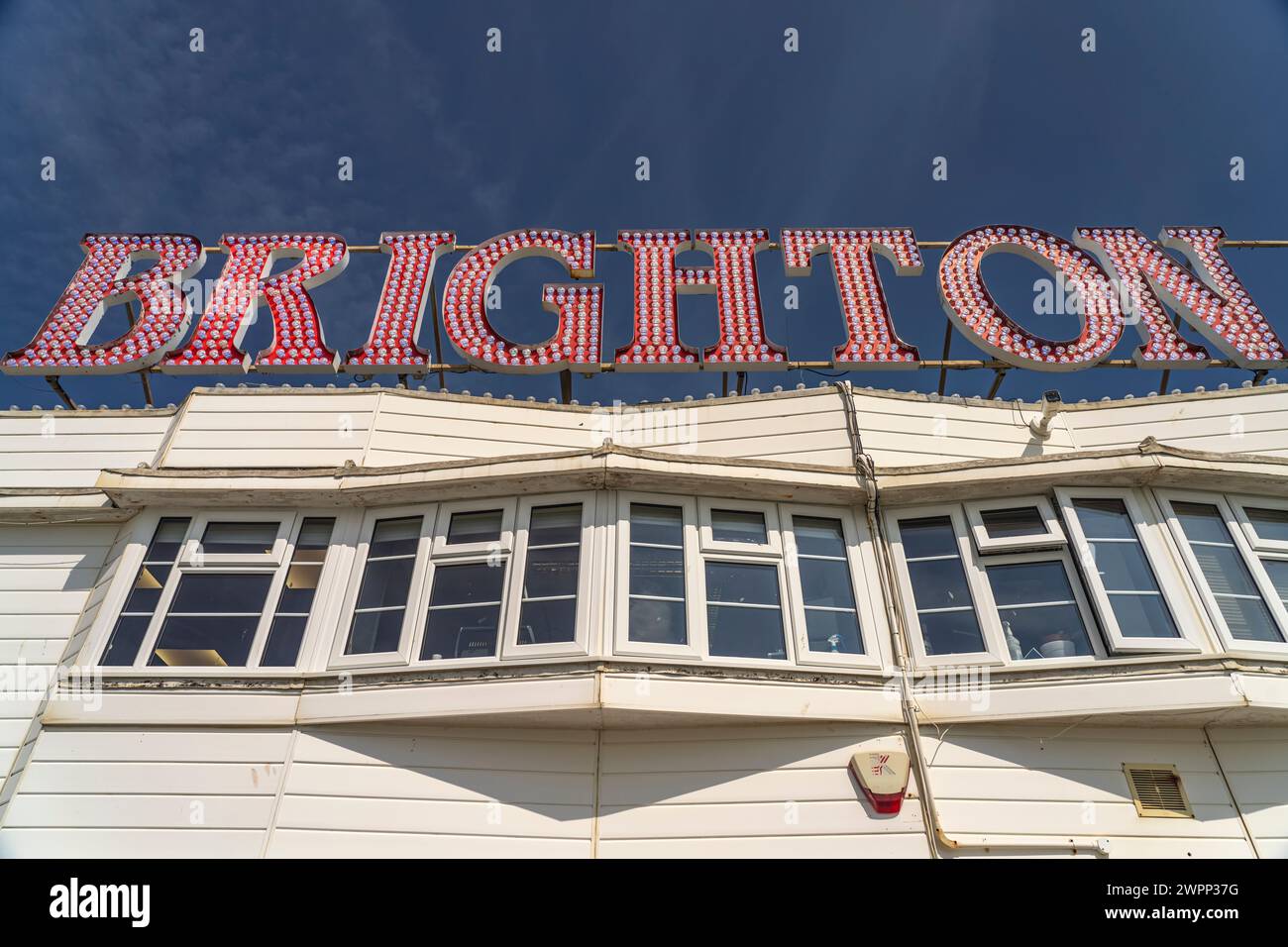 Neonschrift Brighton am Brighton Palace Pier im Badeort Brighton, England, Großbritannien, Europa Stockfoto
