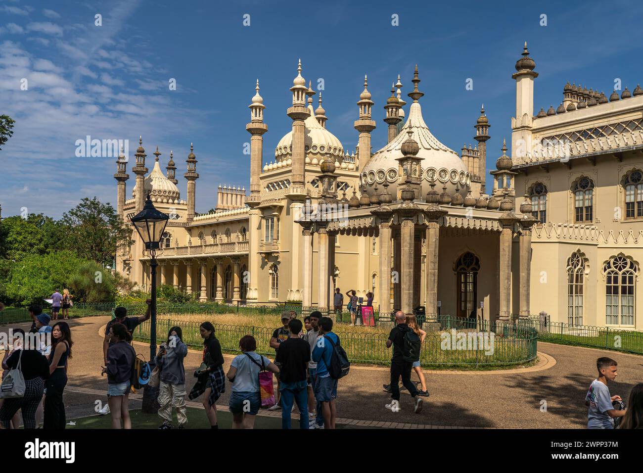 Studenten vor dem Royal Pavilion in Brighton, England, Großbritannien, Europa Stockfoto