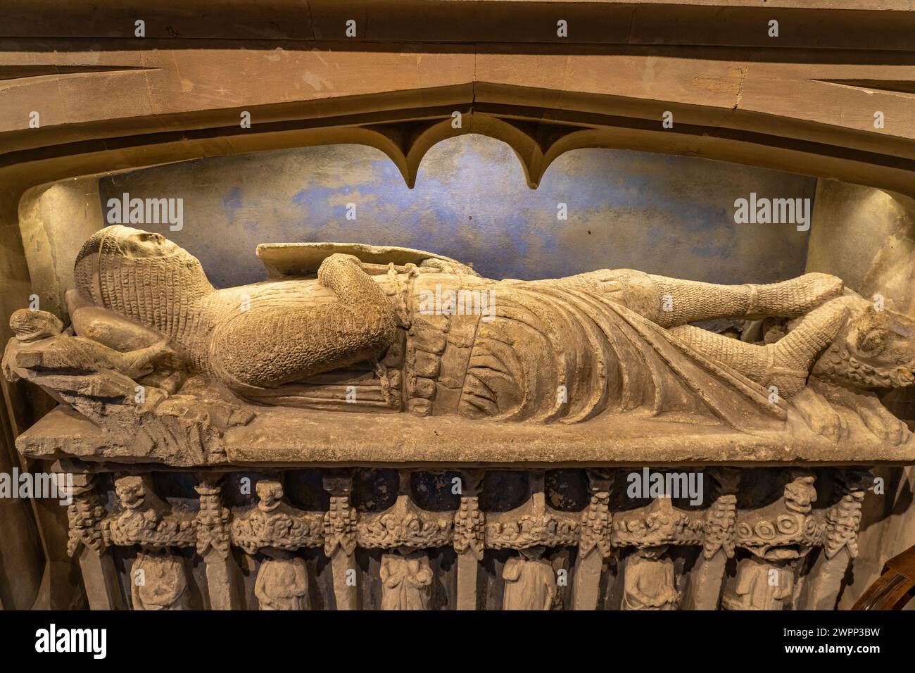 Denkmal des Kreuzfahrers Walter de Dunstanville aus dem 13. Jahrhundert in der Kirche St Andrew, Castle Combe, Cotswolds, Wiltshire, England, Großbritannien, Europa Stockfoto