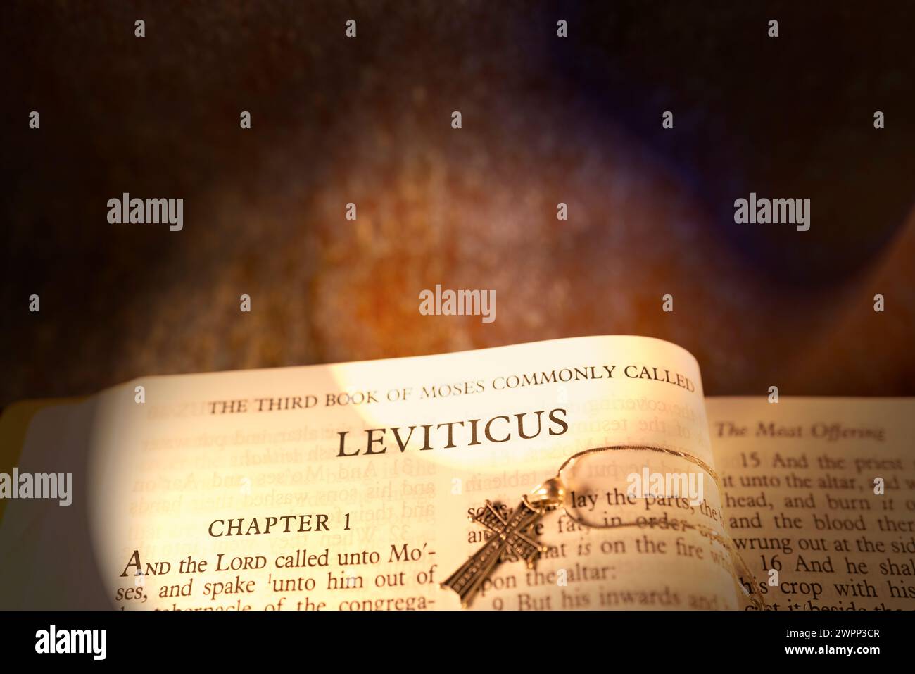 Open Holybile Book das dritte Buch von MOSES, das gemeinhin Leviticus genannt wird, um Hintergrund und Inspiration oder Bildung zu erhalten Stockfoto