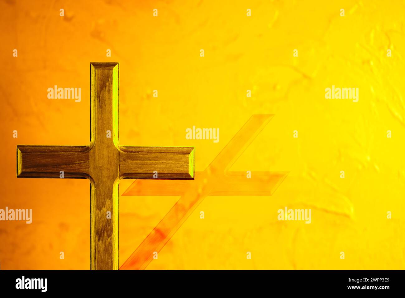 Kruzifix Holzkreuz mit doppelter Belichtung auf orangem Hintergrund für ein multiples Konzept der Inspiration Stockfoto