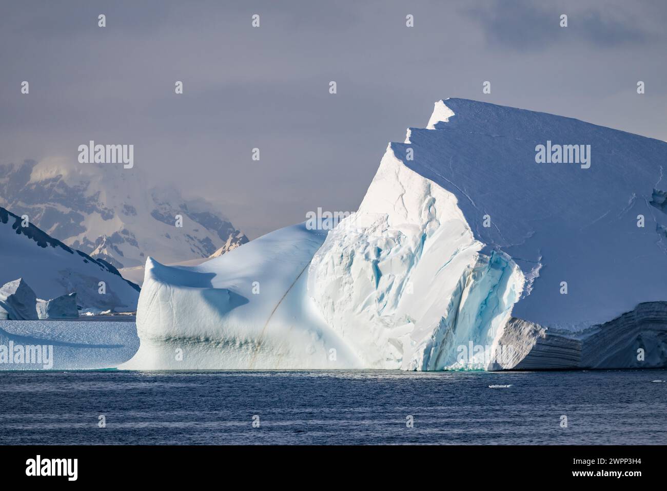 Faszinierende Formen und Farben des Eisbergs entlang der Küste der antarktischen Halbinsel. Stockfoto
