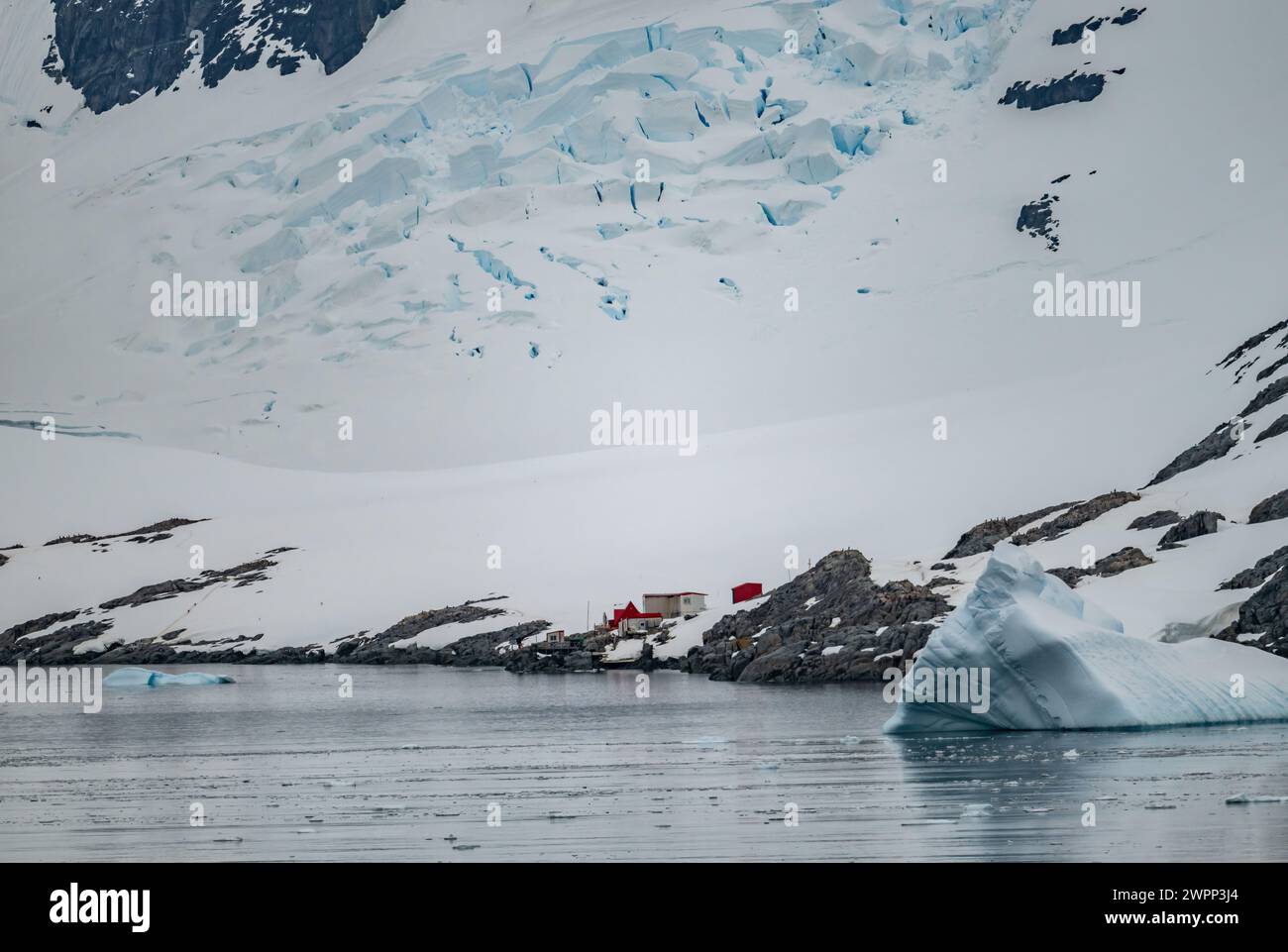 Forschungsstation an der Küste der Antarktis. Stockfoto