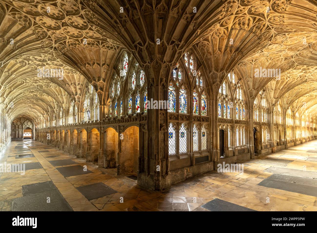 Kreuzgang mit Fangewölbe der Kathedrale von Gloucester, England, Großbritannien, Europa Stockfoto