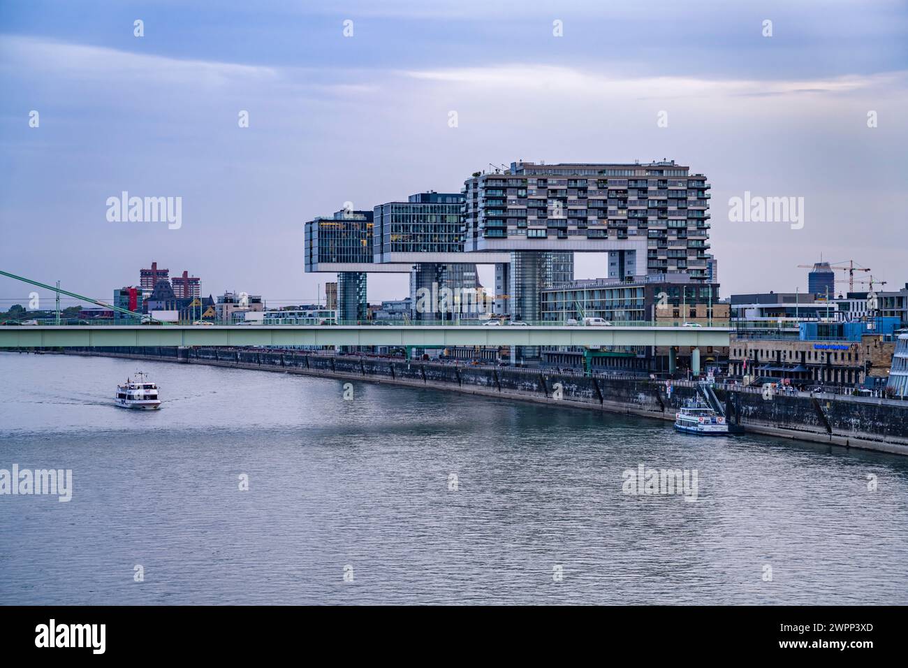 Die Kranhäuser am Rhein in der Abenddämmerung, Köln, Nordrhein-Westfalen, Deutschland Stockfoto