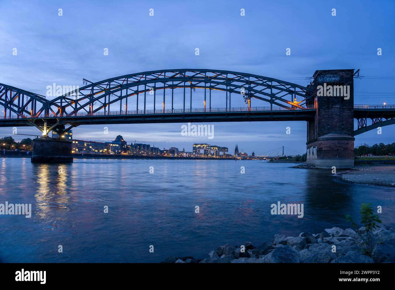 Die Südbrücke über den Rhein und Köln in der Abenddämmerung, Köln, Nordrhein-Westfalen, Deutschland Stockfoto