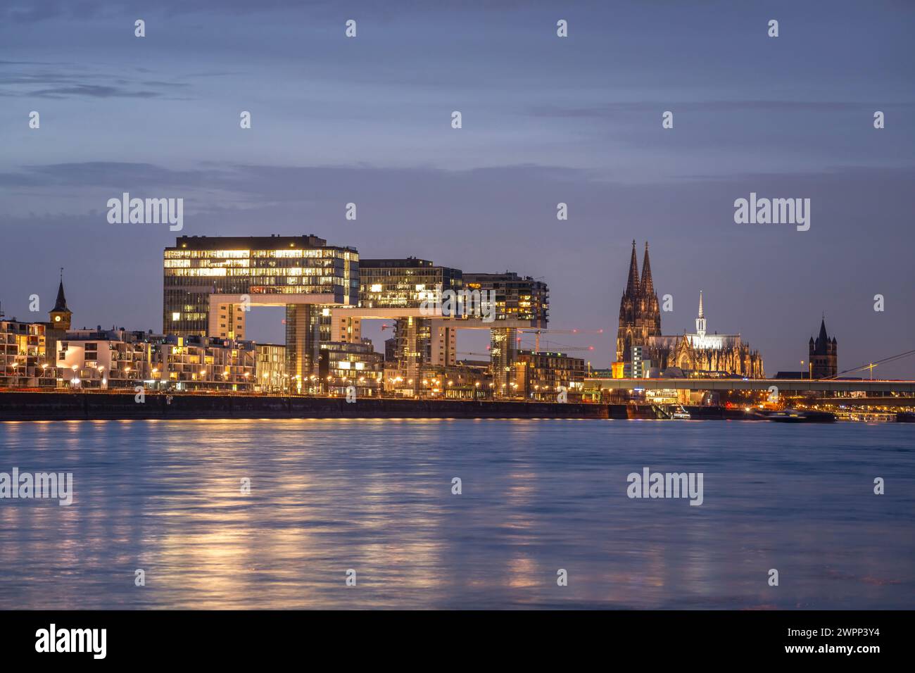 Die Kranhäuser am Rhein und am Kölner Dom in der Abenddämmerung, Köln, Nordrhein-Westfalen Stockfoto