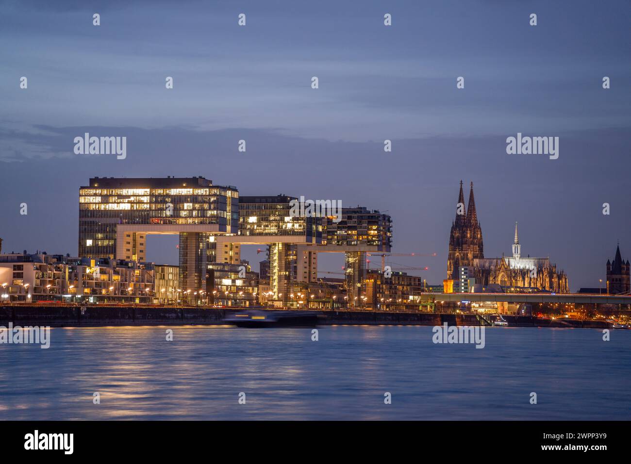 Die Kranhäuser am Rhein und am Kölner Dom in der Abenddämmerung, Köln, Nordrhein-Westfalen Stockfoto