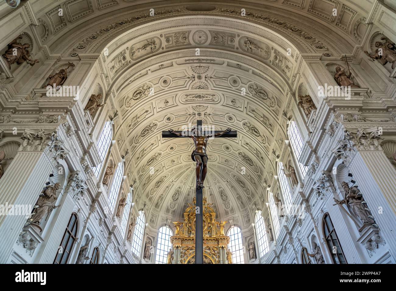Kruzifix im Inneren der Jesuitenkirche St. Michael, München, Bayern, Deutschland, Europa Stockfoto