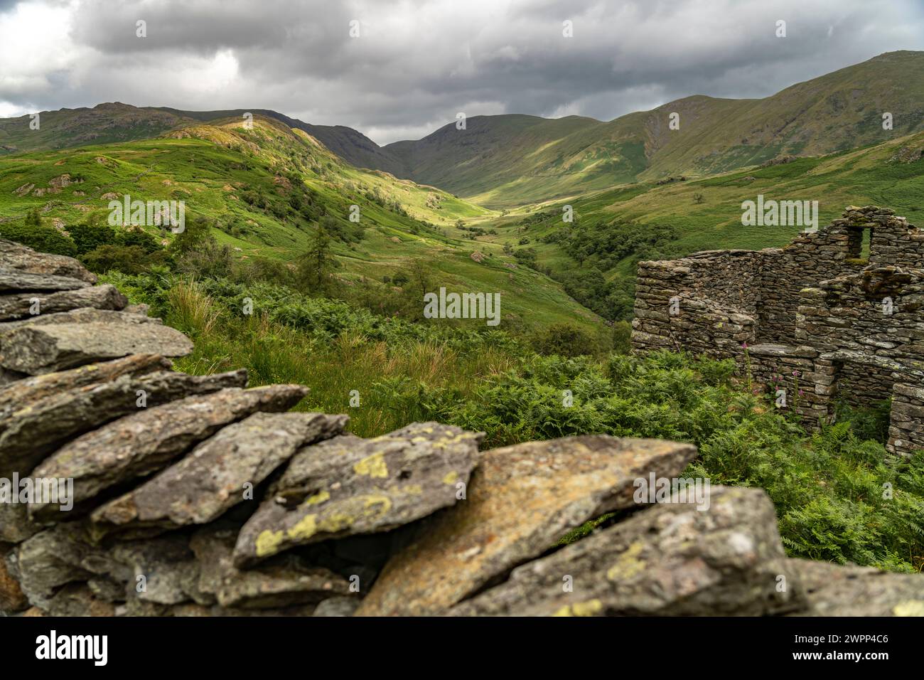 Landschaft mit Steinruine im Lake District, England, Großbritannien, Europa Stockfoto