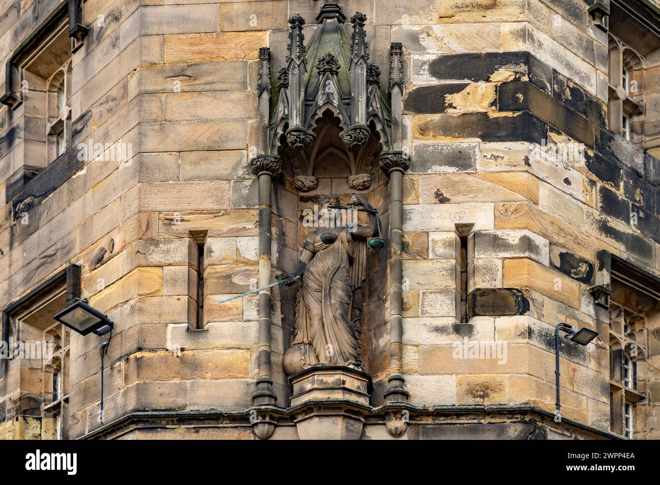 Statue der Gerechtigkeit auf Lancaster Castle in Lancaster, Lancashire, England, Großbritannien, Europa Stockfoto